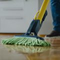 Jak skutecznie czyścić podłogi i schody: poradnik praktyczny
